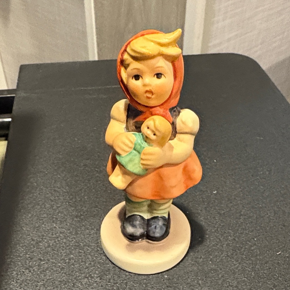 GIRL WITH DOLL M.I. HUMMEL 239 B GOEBEL FIGURINE 1967